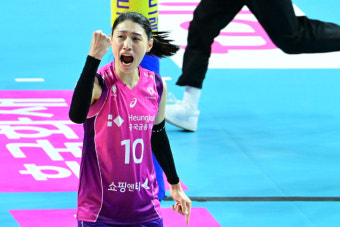 '역시 배구 여제' 김연경 30득점…흥국생명, 승점 20 선착