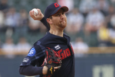 롯데, 外人 원투 펀치 해체? 반즈, MLB 복귀 가능성 제기