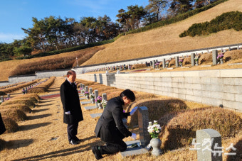 조국 전 장관, 국립5·18민주묘지 참배…총선 행보 시동