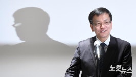 질문에 답하는 경제부총리 후보자