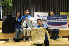 LS일렉트릭, 안양 저소득 독거노인에 방한용품 전달