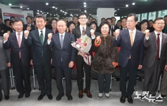 기념촬영하는 한동훈 비대위원장