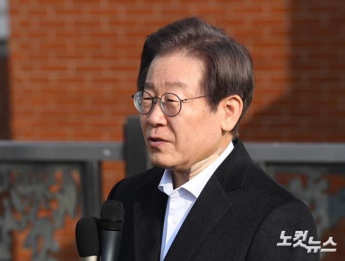 이재명 후보, 피습 모의 제보에 대응하며 대선후보 활동 유지 중