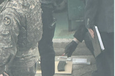 경남 아파트 헌옷 수거함에서 공포탄·탄창 잇달아 발견