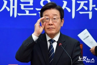 안경 만지는 이재명 대표