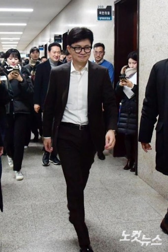 국회 당 사무처 직원들과 인사를 위해 이동하는 한동훈 비대위원장
