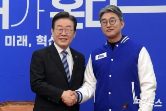 악수하는 이재명 대표-노종면 전 기자