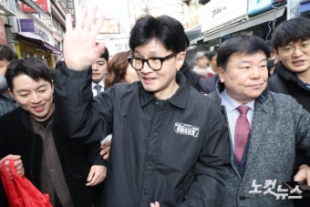상인들과 인사하는 한동훈 비대위원장
