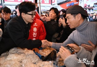 시장 상인과 인사하는 한동훈 비대위원장