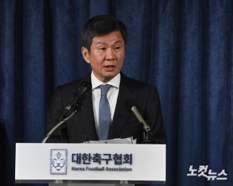 취재진 질문에 답하는 정몽규 축구협회장