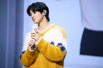 [현장EN:]'솔로' 차은우, 팬콘으로 아로하 매료…눈물 쏟기도