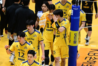 '1위 탈환' 우리카드 아르템, 화끈한 신고식…KB는 비예나 공백 절감