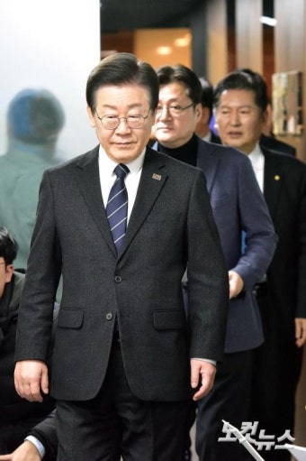 최고위원회의 참석하는 이재명 대표