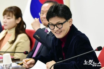 환하게 웃는 한동훈 비대위원장