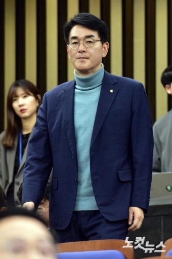 의원총회 참석하는 박용진 의원