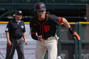 이정후, 첫 실전 첫 타석부터 안타…MLB 올스타 상대로 존재감