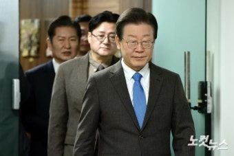최고위원회의 참석하는 이재명 대표