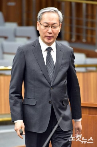 인사청문회 출석하는 엄상필 대법관 후보자