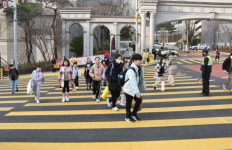 학교 앞에선 스마트폰 화면 뚝…부산 남구 스마트 횡단보도 설치