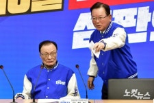 대화하는 이해찬-김부겸 상임공동선거대책위원장