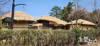 배우 유해진의 까치구멍집…영남대 민속촌이었네