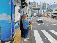 부산 영도 흰여울길…횡단보도 신호등 꺼져 위험천만