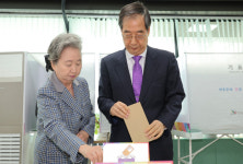 한총리, 종로구 삼청동 주민센터에서 사전투표