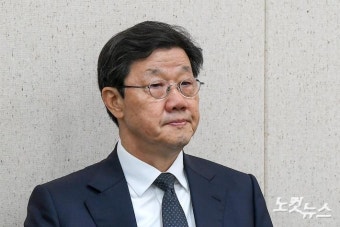 브리핑 시작 기다리는 노연홍 위원장