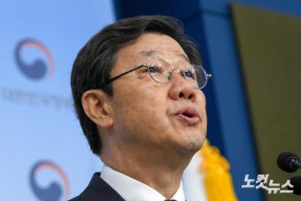 1차 회의 결과 브리핑하는 노연홍 위원장