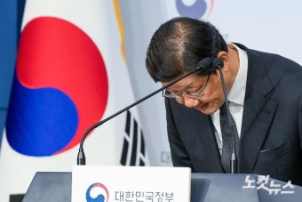 브리핑 전 인사하는 노연홍 위원장