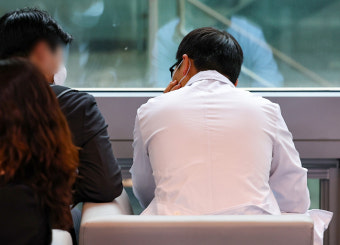 의대교수 휴진에 또 군의관·공보의 투입하는 정부 