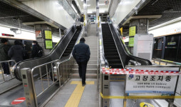 부산 동해선 교대역서 에스컬레이터 넘어짐 사고…6명 부상