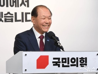 미소 짓는 황우여 비대위원장