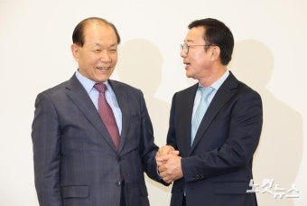 대화하는 황우여 비대위원장-홍철호 정무수석