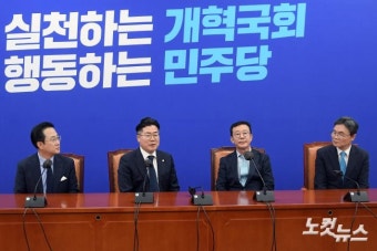 민주당 박찬대 신임 원내대표, 홍철호 정무수석 접견