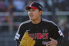 LG 김윤식 시즌 아웃…좌측 팔꿈치 내측측부인대 손상