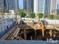 빌딩 공사에 집 기울고, 계단 무너지고…시공사는 나몰라라