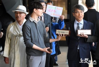 중앙지검 들어선 최재영 목사와 백은종 대표