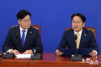 박찬대 원내대표에게 오월 광주의 편지 전달하는 강기정 광주시장