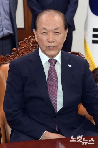 인사말하는 황우여 비대위원장