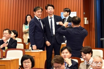 초선의원 의정연찬회 기념촬영하는 조국