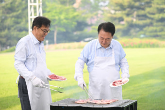 앞치마 매고 고기 구운 尹…대통령실 기자들과 김치찌개 만찬