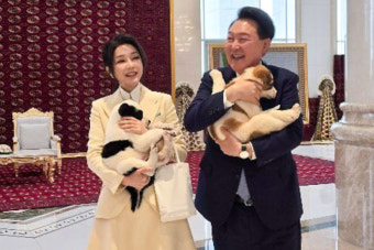 투르크 최고지도자, 尹대통령 부부에 국견 '알라바이' 선물