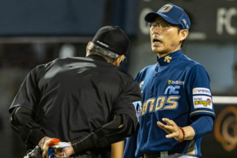 감독이 심판한테 규칙 가르쳤다? KBO '오심 논란' 또 터졌다