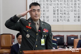 거수경례하는 박정훈 전 해병대 수사단장