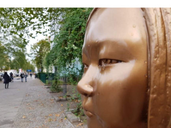 평화의 소녀상에 '철거 비닐봉지' 씌운 시민단체 대표, 검찰 송치