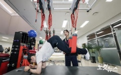 슬링치료 받는 엄도현