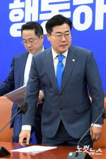 정책조정회의 참석하는 박찬대 당대표 직무대행