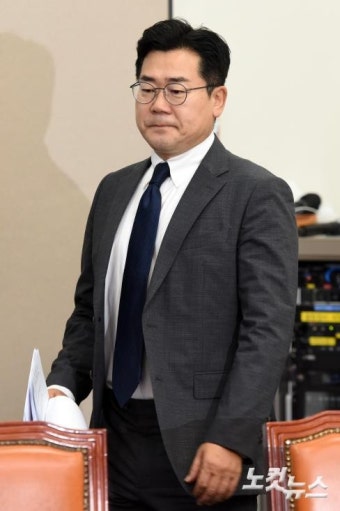 최고위원회의 참석하는 박찬대 당대표 직무대행