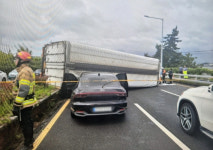 울산 북구 아산로서 5t 트럭 전도, 운전자 2명 부상